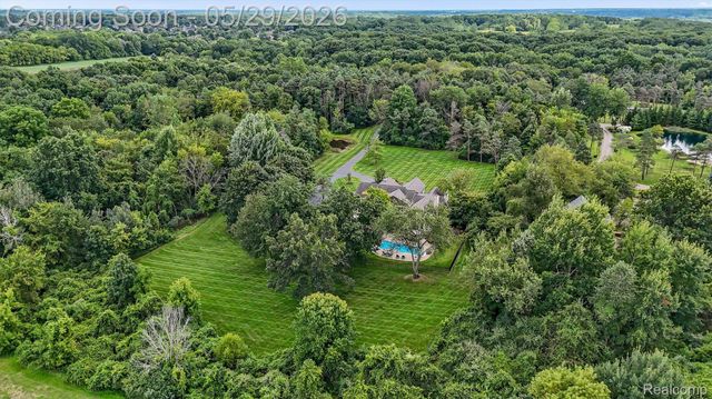 864 Pine Needle Trail, Oakland Charter Township, MI 48306