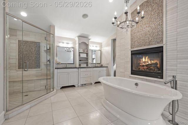 864 Pine Needle Trail, Oakland Charter Township, MI 48306