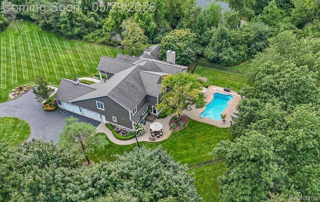 864 Pine Needle Trail, Oakland Charter Township, MI 48306