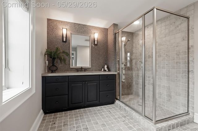 864 Pine Needle Trail, Oakland Charter Township, MI 48306