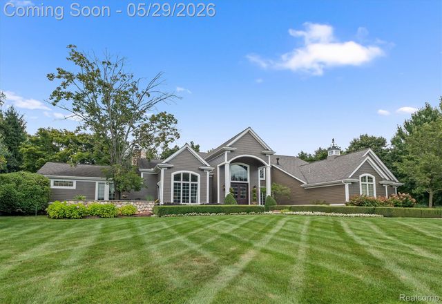 864 Pine Needle Trail, Oakland Charter Township, MI 48306
