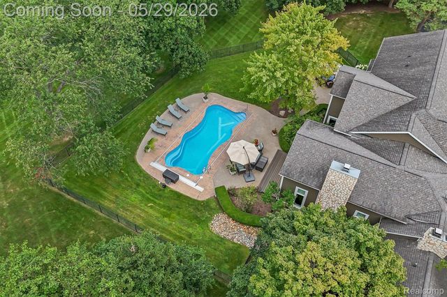 864 Pine Needle Trail, Oakland Charter Township, MI 48306