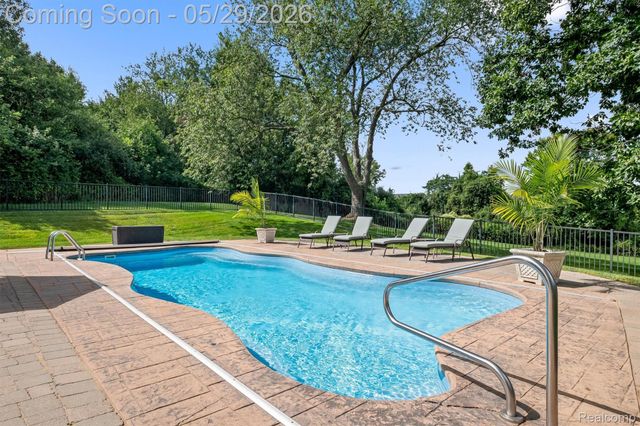 864 Pine Needle Trail, Oakland Charter Township, MI 48306