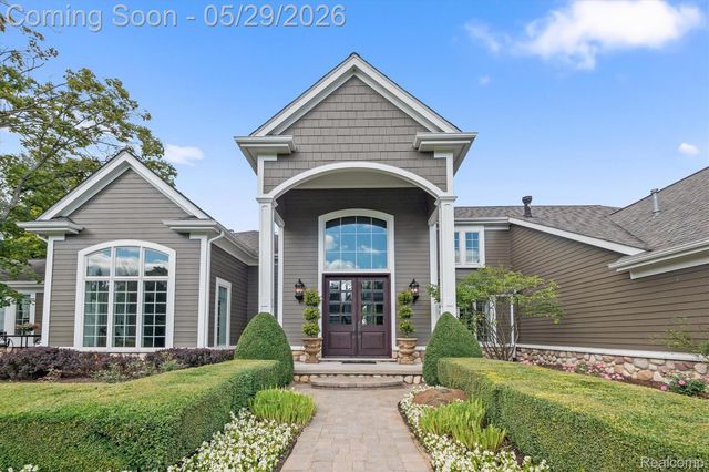 864 Pine Needle Trail, Oakland Charter Township, MI 48306