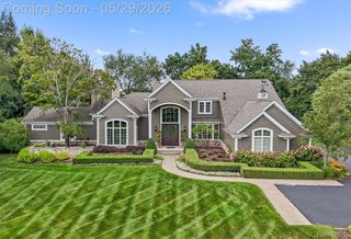 864 Pine Needle Trail, Oakland Charter Township, MI 48306
