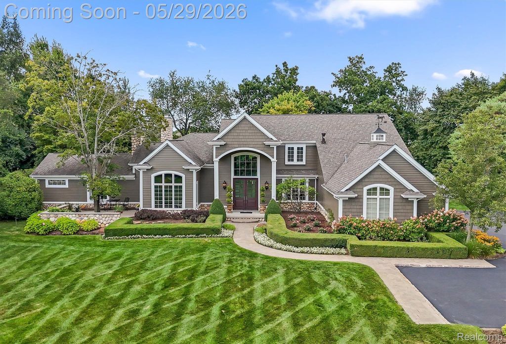 864 Pine Needle Trail, Oakland Charter Township, MI 48306