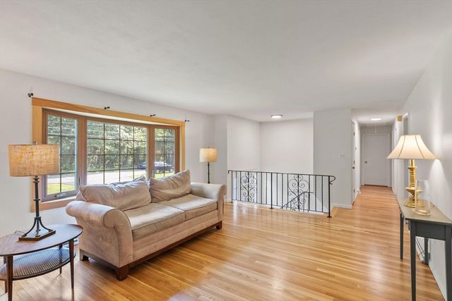 7 Meadowbrook Rd, Chelmsford, MA 01863