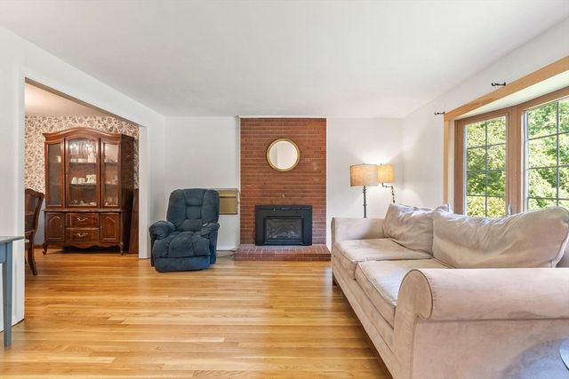 7 Meadowbrook Rd, Chelmsford, MA 01863