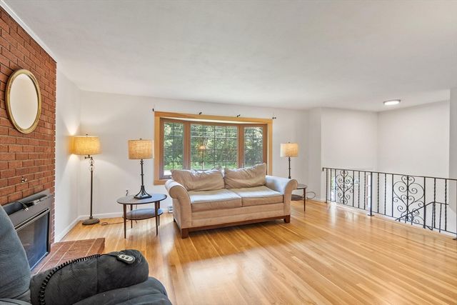 7 Meadowbrook Rd, Chelmsford, MA 01863