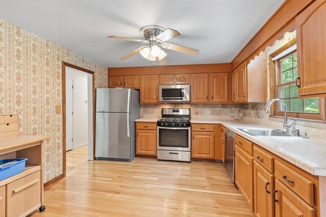 7 Meadowbrook Rd, Chelmsford, MA 01863