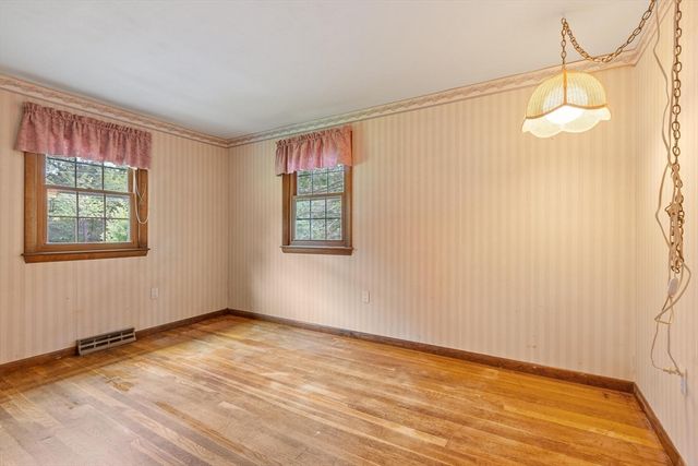 7 Meadowbrook Rd, Chelmsford, MA 01863
