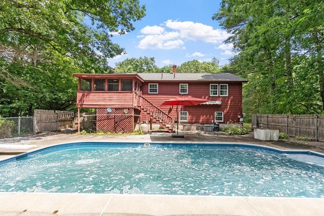 7 Meadowbrook Rd, Chelmsford, MA 01863