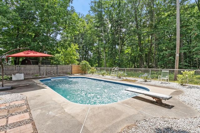 7 Meadowbrook Rd, Chelmsford, MA 01863