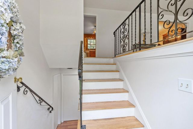7 Meadowbrook Rd, Chelmsford, MA 01863