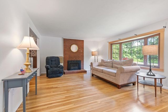 7 Meadowbrook Rd, Chelmsford, MA 01863