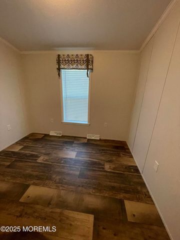 8 Pine Creek Village, Hazlet, NJ 07730