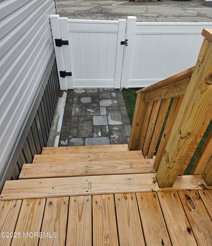 8 Pine Creek Village, Hazlet, NJ 07730