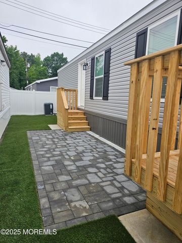 8 Pine Creek Village, Hazlet, NJ 07730