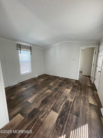 8 Pine Creek Village, Hazlet, NJ 07730