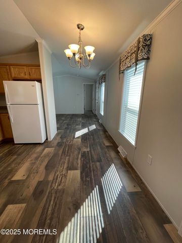 8 Pine Creek Village, Hazlet, NJ 07730