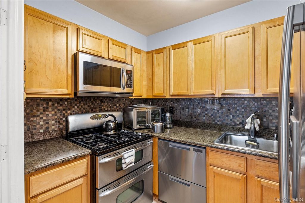 118-82 Metropolitan Avenue 6G, Kew Gardens, NY 11415 — photo 4