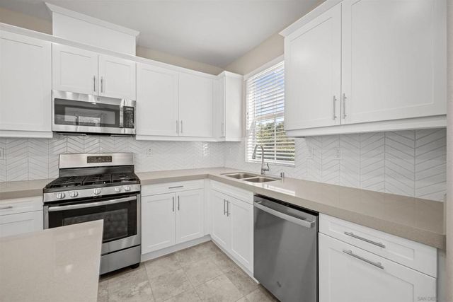 1151 Delpy View Pt, Vista, CA 92084