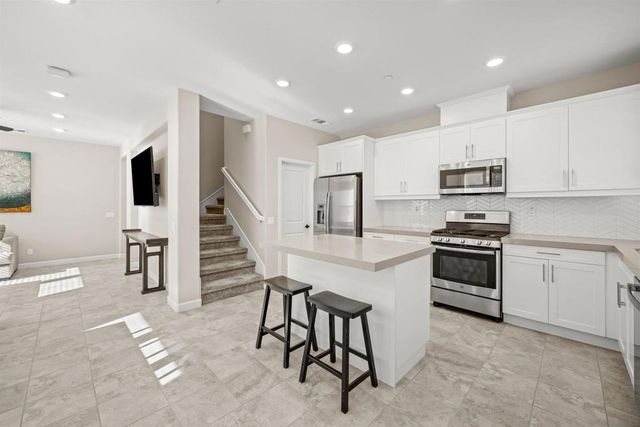 1151 Delpy View Pt, Vista, CA 92084