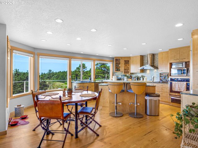 89610 SEA BREEZE Dr, Warrenton, OR 97146