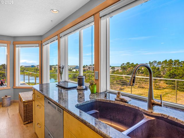 89610 SEA BREEZE Dr, Warrenton, OR 97146