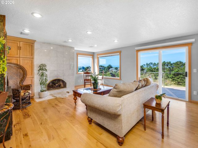 89610 SEA BREEZE Dr, Warrenton, OR 97146