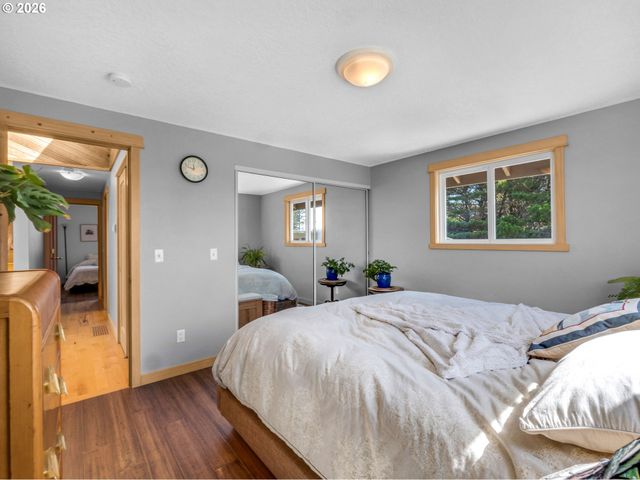 89610 SEA BREEZE Dr, Warrenton, OR 97146