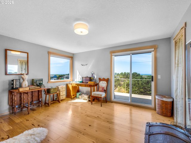 89610 SEA BREEZE Dr, Warrenton, OR 97146