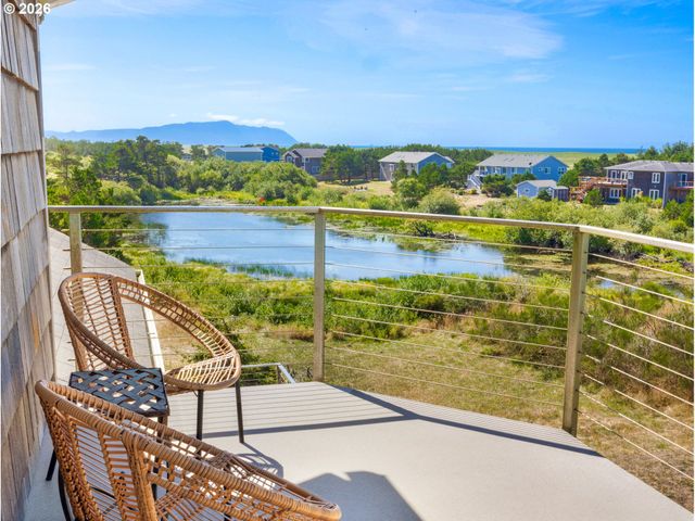 89610 SEA BREEZE Dr, Warrenton, OR 97146