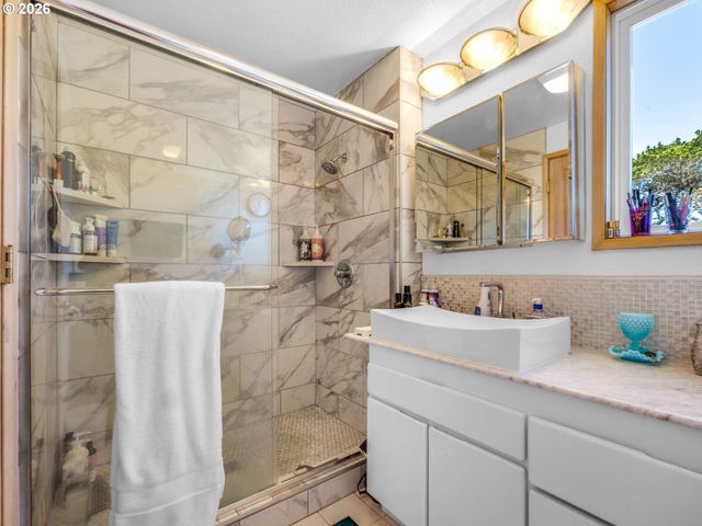 89610 SEA BREEZE Dr, Warrenton, OR 97146