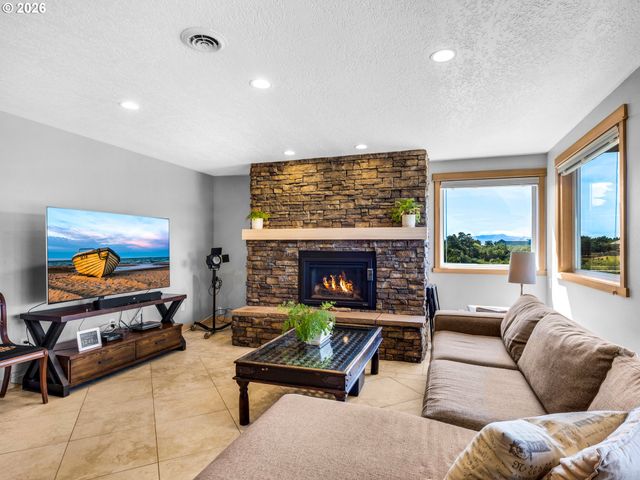 89610 SEA BREEZE Dr, Warrenton, OR 97146