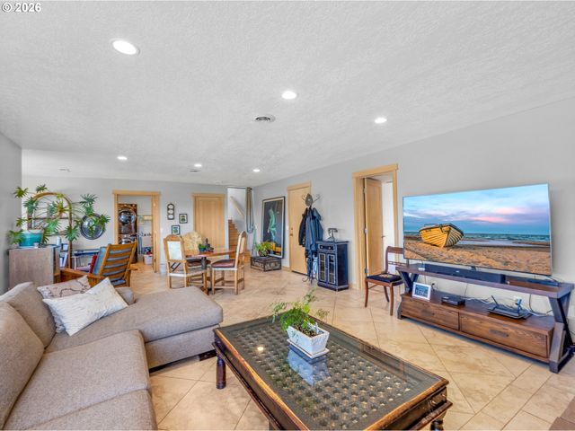 89610 SEA BREEZE Dr, Warrenton, OR 97146