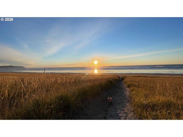 89610 SEA BREEZE Dr, Warrenton, OR 97146