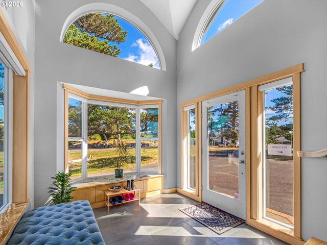 89610 SEA BREEZE Dr, Warrenton, OR 97146