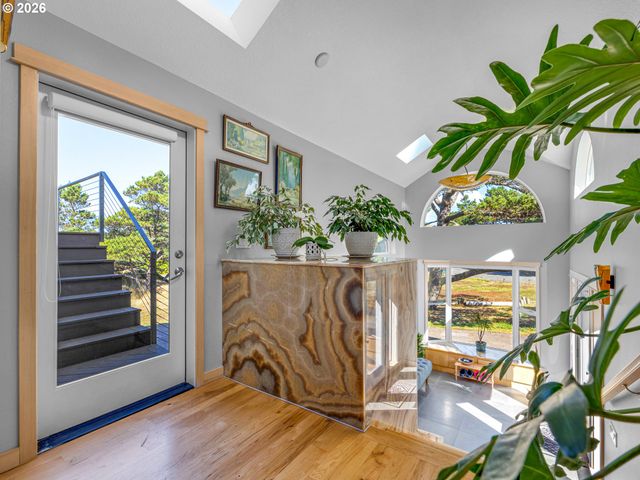 89610 SEA BREEZE Dr, Warrenton, OR 97146