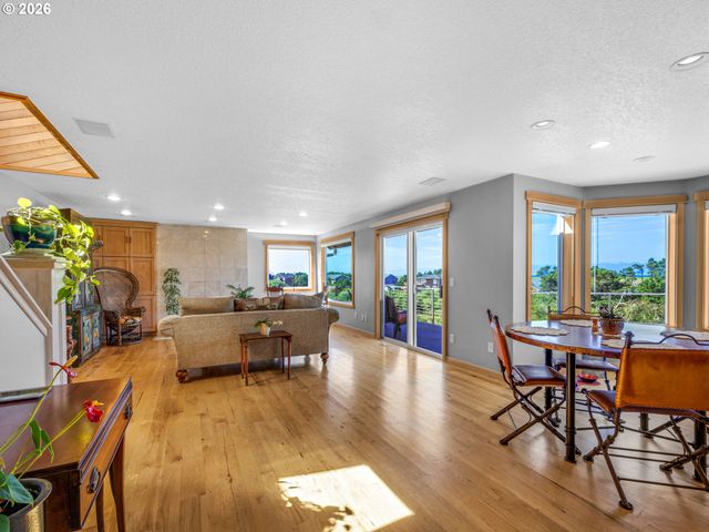 89610 SEA BREEZE Dr, Warrenton, OR 97146