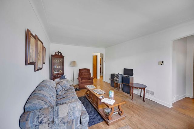 9018 S Ridgeland Avenue, Chicago, IL 60617