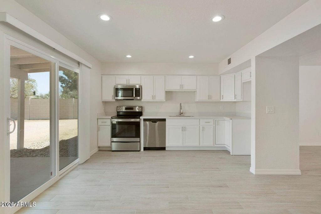 3316 E HELENA Drive, Phoenix, AZ 85032