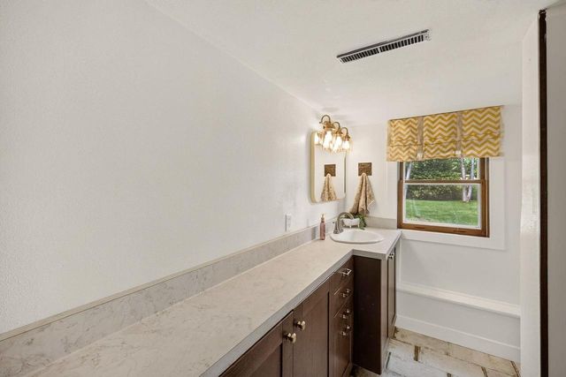 542 Woodview Drive, Sun Prairie, WI 53590