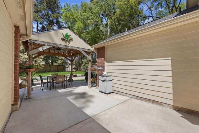 5727 Manor Forest Drive, Kingwood, TX 77339