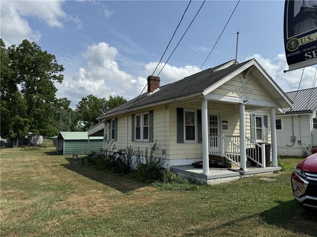 518 3rd St, Greensboro, PA 15338