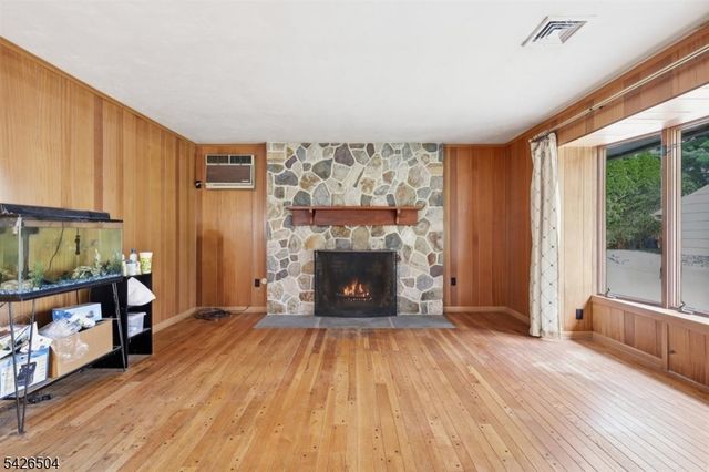7 Essex Rd, Washington Twp., NJ 07882