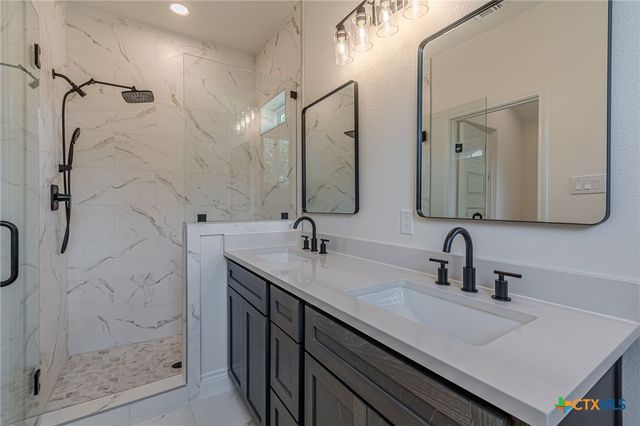 221 Roosevelt Drive, Seguin, TX 78155