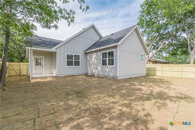 221 Roosevelt Drive, Seguin, TX 78155