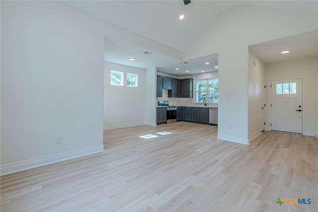 221 Roosevelt Drive, Seguin, TX 78155
