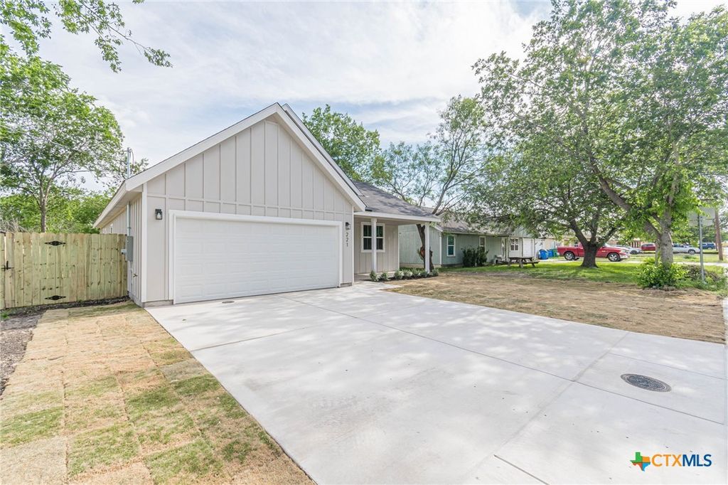 221 Roosevelt Drive, Seguin, TX 78155